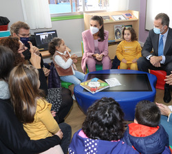 Don Felipe y Doña Letizia atienden durante la lectura de un cuento en lengua de signos